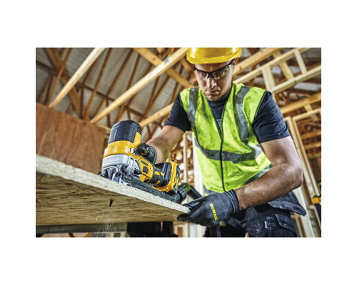 Remeselník pracujúci s priamočiarou pílou DeWalt na rezanie drevenej dosky