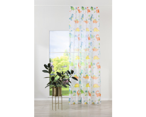 Dekoratívny záves s motívom dinosaurov pred oknom a izbovou rastlinou.