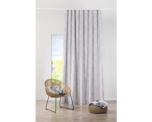 Scéna so závesom, stoličkou a stoličkou pre interiérový dizajn