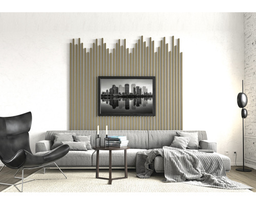 Obývacia izba s pohovkou, kreslom, príručným stolíkom, stojacou lampou, nástenným panelom a obrazom