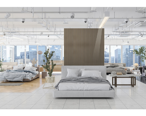 Predajňa s niekoľkými posteľami a dekoratívnym obkladom stien