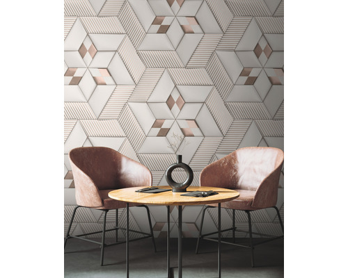 Nástenná dekorácia s geometrickými vzormi dlaždíc, stôl a stoličky.