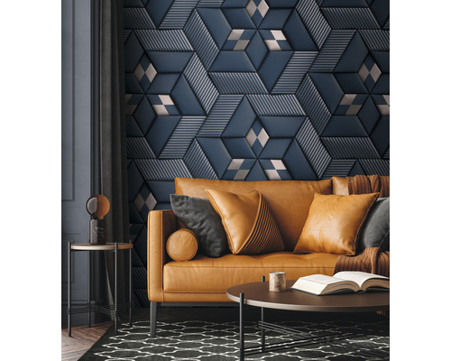 Obývacia izba s pohovkou, stolom a dekoratívnym obkladom stien.