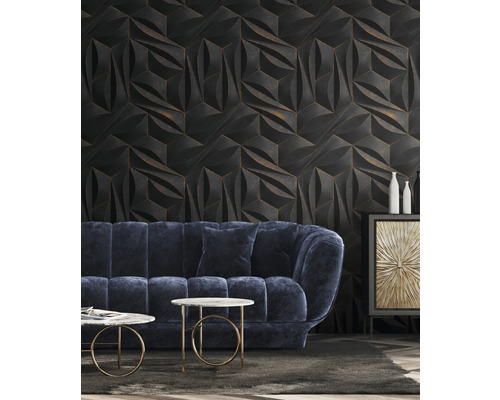 Obývacia izba s trojrozmernou nástennou dekoráciou, pohovkou a príručnými stolíkmi.