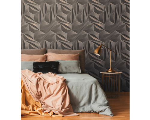 Spálňa s trojrozmerným dizajnom stien za posteľou a nočným stolíkom s lampou