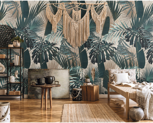 Obývacia izba s tropickou tapetou s listami, regálom, stolom a dekoráciou