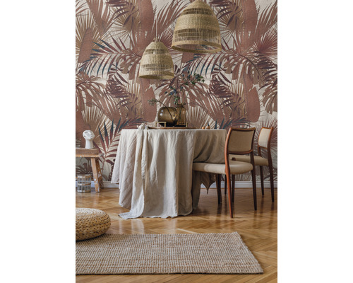 Jedáleň s jedálenským stolom, stoličkami, kobercom a tapetou s rastlinným vzorom