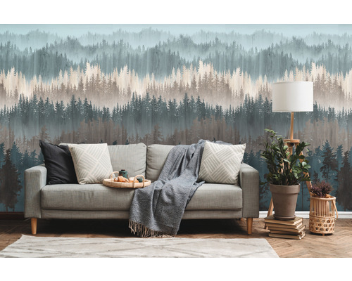 Obývacia izba s pohovkou, stojacou lampou, izbovou rastlinou a tapetou s motívom lesa