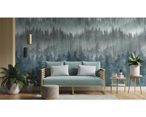 Obývacia izba s pohovkou pred tapetou s motívom lesa.