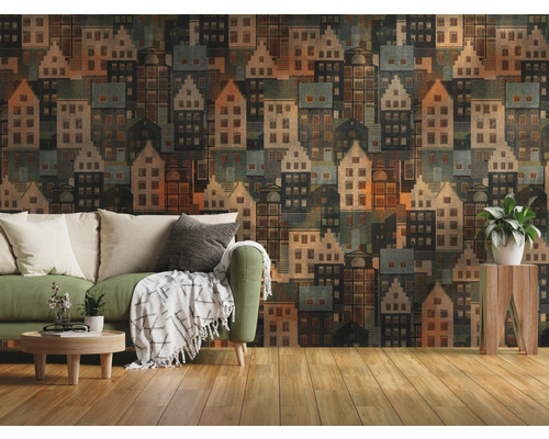 Obývacia izba so zelenou pohovkou a tapetou s motívom domov