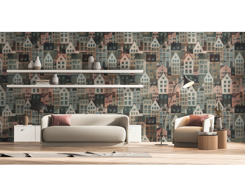 Obývacia izba s pohovkou, kreslom a tapetou s motívom domov