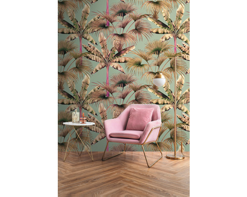 Pohľad do miestnosti s tapetou s palmovým vzorom, kreslom, odkladacím stolíkom a stojacou lampou
