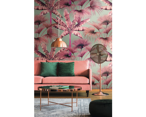 Obývacia izba so vzorovanou tapetou, pohovkou, stolom, stojacou lampou a dekoráciou