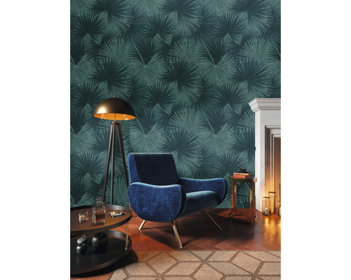 Dekoratívna obývacia izba s kreslom, stojacou lampou, odkladacími stolíkmi a tapetou s palmovým vzorom