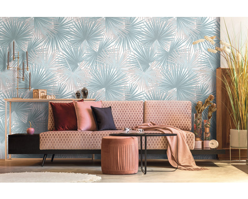 Obývacia izba s pohovkou, stolom a tapetou s palmovým vzorom pre svetlé a moderné prostredie