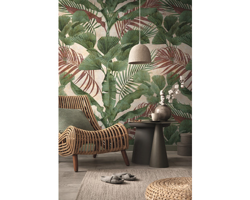 Obývacia izba s ratanovým kreslom, odkladacím stolíkom a botanickou tapetou s listami