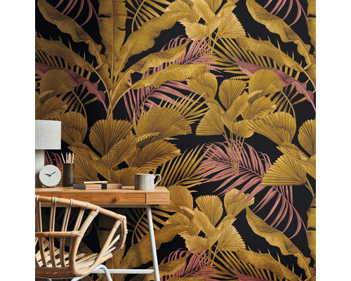 Izba s písacím stolom a stenou s tapetou so vzorom listov