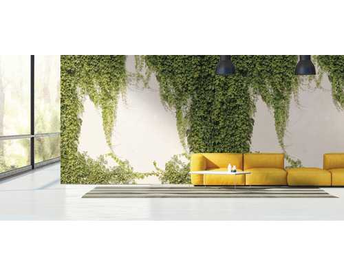 Svetlá obývacia izba s oknom, zelenou stenou a žltou pohovkou