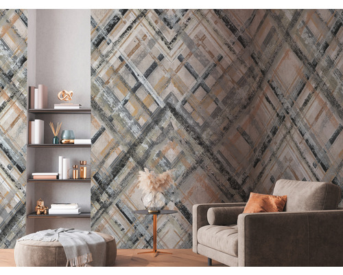 Obývacia izba so vzorovanou tapetou, kreslom a policou