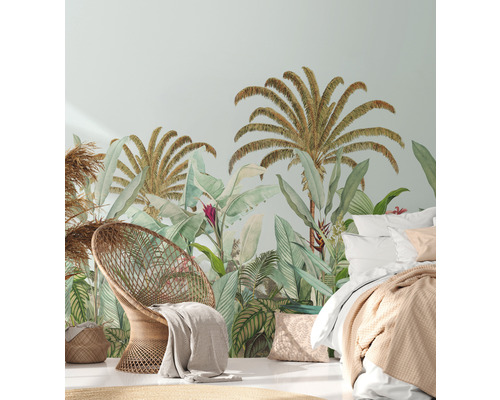 Izba s tropickou fototapetou, ratanovým kreslom a posteľou