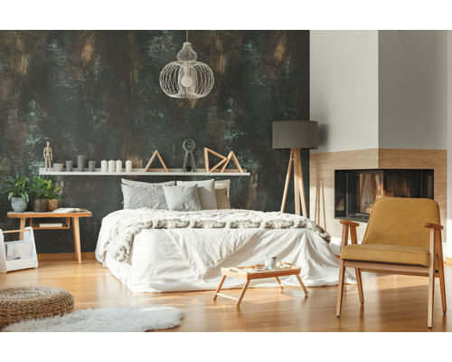 Spálňa s posteľou, kreslom a krbom