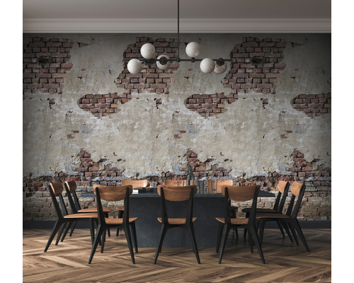 Jedáleň s jedálenským stolom, stoličkami a tapetou s motívom tehál