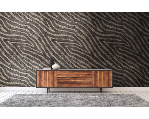 Obývacia izba s tapetou so vzorom a drevenou komodou