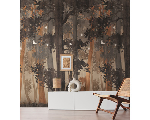 Obývacia izba s fototapetou s motívom lesa za príborníkom a stoličkou