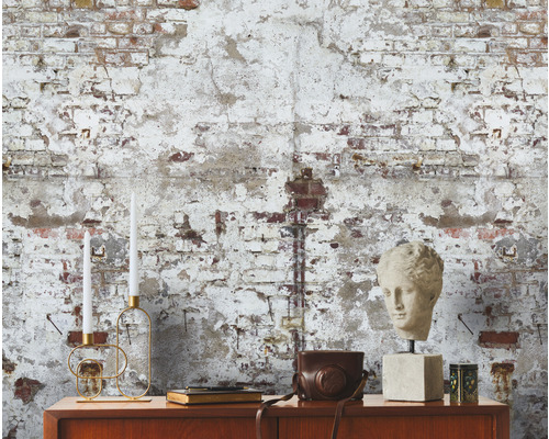 Dekoratívna scéna s tehlovou stenou, komodou a dekoráciami