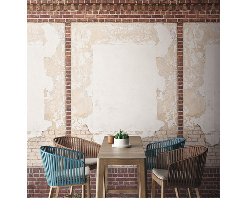 Terasa so stolom a stoličkami pred tehlovou stenou