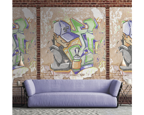 Obývacia izba s pohovkou a nástennou maľbou s motívom graffiti.