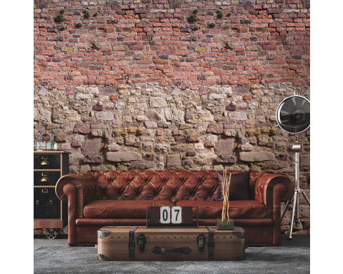 Obývacia izba s koženou pohovkou, truhlicovým stolom a murovanou stenou