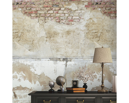 Dekoratívny interiér s komodou, lampou a stenou s omietkou a tehlovými prvkami.