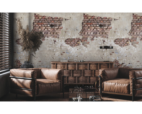 Obývacia izba s koženými kreslami a tapetou so vzorom tehál