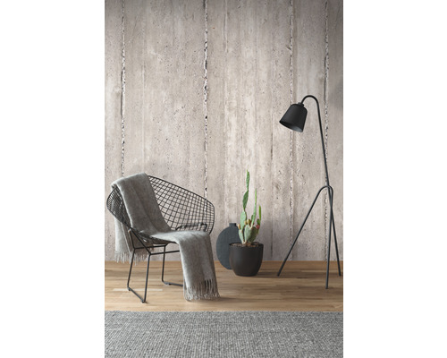 Dekorácia obývacej izby s kreslom, dekou, stojacou lampou a kaktusom