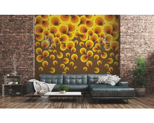 Obývacia izba s retro tapetou, pohovkou a tehlovou stenou