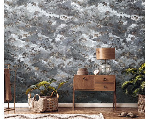 Dekoratívna izba so vzorovanou tapetou, komodou a izbovými rastlinami.