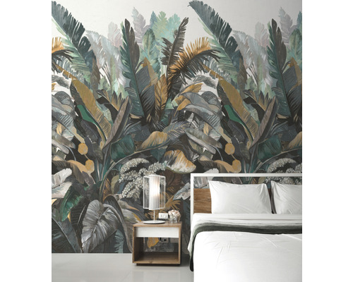 Spálňa s vzorovanou tapetou džungle, nočným stolíkom a posteľou