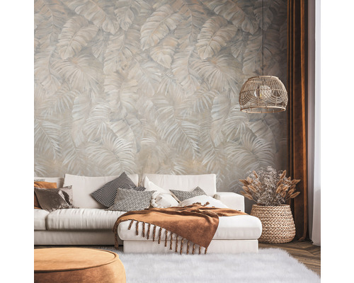 Obývacia izba so vzorovanou tapetou, pohovkou, vankúšmi a lampou.