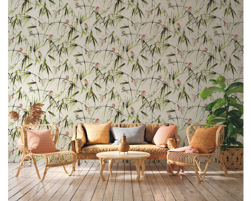 Obývacia izba s tapetou so vzorom, pohovkou a ratanovými kreslami