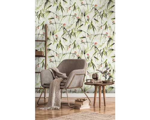 Dekoratívna izba so vzorovanou tapetou, kreslom a príručným stolíkom