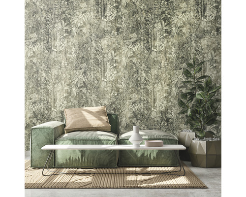 Obývacia izba s pohovkou, stolom, izbovou rastlinou a tapetou s motívom džungle