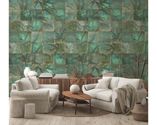 Obývacia izba so zelenou tapetou so vzorom bambusu, pohovkou a dreveným stolom
