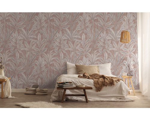 Spálňa s kvetinovou tapetou, posteľou a nočným stolíkom