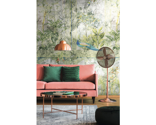 Obývacia izba s tapetou, pohovkou, vankúšmi, stolom, lampou a ventilátorom