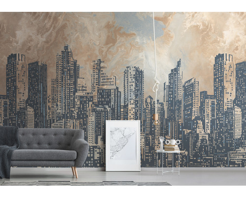 Obývacia izba so vzorovanou tapetou, pohovkou, príručným stolíkom a rámom na obrazy