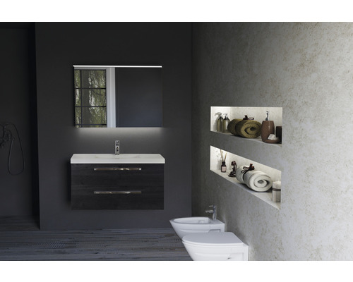 Moderná kúpeľňa s umývadlom, zrkadlom, bidetom a toaletou