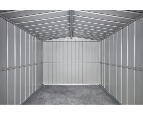 Vnútorný pohľad na záhradnú búdu s kovovou strechou a stenami