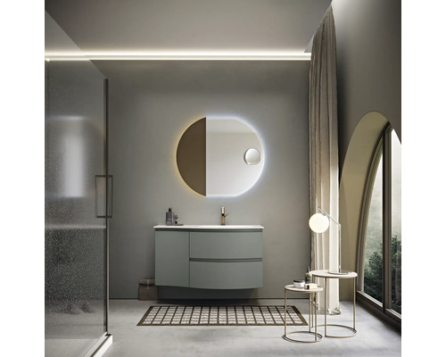 Moderná kúpeľňa s umývadlovou skrinkou, osvetleným zrkadlom a sprchou.