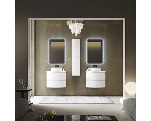 Moderná kúpeľňa s dvojitým umývadlom, osvetlenými zrkadlami a vysokou skriňou